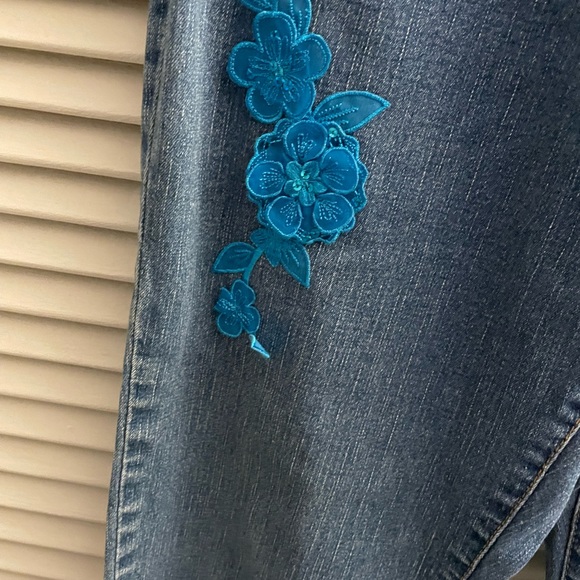 Focus jeans with blue flower appliqué - Picture 2 of 6